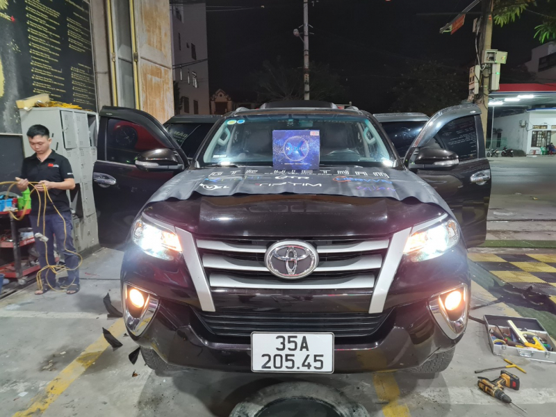 Độ đèn nâng cấp ánh sáng Bi Led Xlight v20 xe Toyota Fortuner